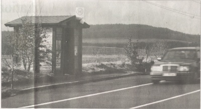 Schnelle Beine und gute Augen haben muss, wer die Bundesstraße bei Oberwaiz überqueren will, um zum dortigen Bushäuschen zu gelangen. Verkehrsteilnehmer werden nicht auf die Haltestelle hingewiesen, weder hier noch in Obernsees noch an vielen anderen Stellen. Foto: Ritter
