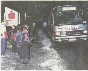 Nicht mehr die Staatsstraße überqueren müssen jene Fahrgäste, die morgens gegen 7 Uhr den aus Schönfeld kommenden und Obernsees durchfahrenden Bus benutzen wollen. Seit gestern gibt es innerorts eine neue Haltestelle. Foto: Jenß